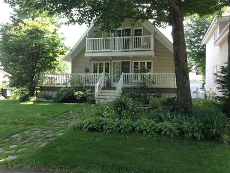 Batcheleur Grand 2 1/2 , Entièrement meublé, tout inclus (Secteur Boisé du Golf) Secteur Privilégié !