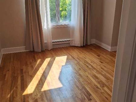 Parc extension 5 1/2 avec petite remise sur le balcon