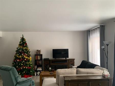 Très Grand 4 ½ – 2 Salles de Bains – Possibilité Stationnement Intérieur – 1ier Mars