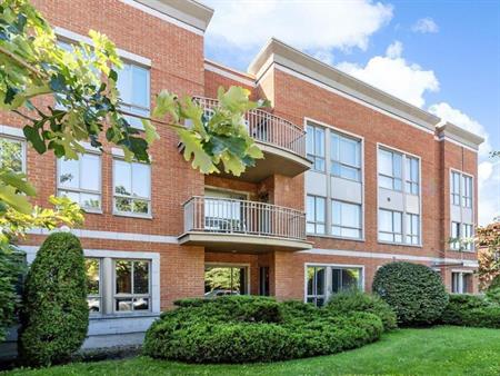 LUXUEUX CONDO 3 1/2 AVEC GARAGE ET PISCINE INTÉRIEUR