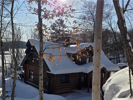 The Pine — Waterfront Log Cottage on McGregor Lake (30 min from Ottawa)