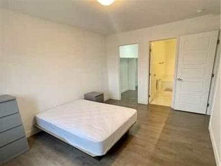 1 CH - 2 SDB - Sherbrooke - $750 /mo