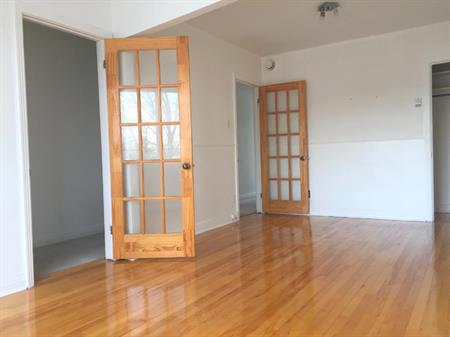 3 1/2 LAVAL. 5mn Métro Cartier - HAUT de DUPLEX