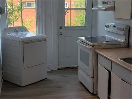 3 1/2 Métro Pie IX/Stationnement privé disponible