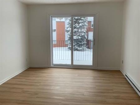 À LOUER – 4 1/2 près des Galeries de Granby. Mai, juin ou juillet