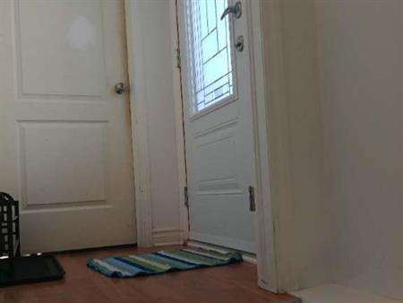 3 1/2 au Plateau-Hull-Aylmer, Meublé/ Électros/Hydro /Internet, $1300_1erMai.