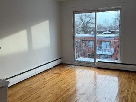 3 1/2 CHAUFFE EAU CHAUDE PRES DU METRO A AHUNTSIC