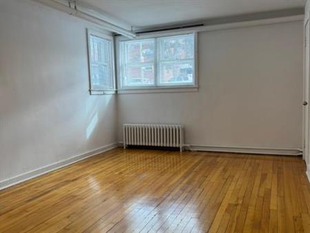 GRAND 3 1/2 À LOUER, CÔTE-DES-NEIGES, 1ER AVRIL