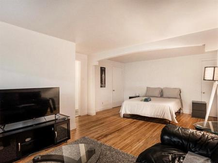 Appartement 4 1/2 - 2 chambres à coucher – 75 m² (817 p2), stationnement et cour arrière inclus, mois de mars 2026 gratuit