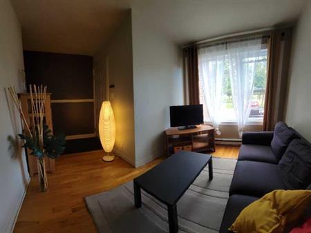 Grand logement 3 1/2 meublé, jardin, stationnement - DISPO. à/c AVRIL