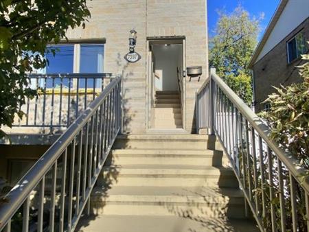 ANJOU - 5 1/2- 2e étage-A/C-Grand balcon arrière-3 grandes chambres- planchers vernis DISPONIBLE