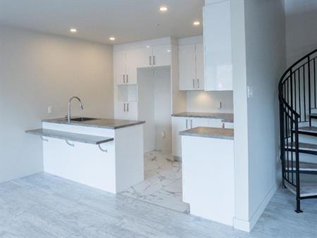 5.5 sur deux étages à St-Sauveur