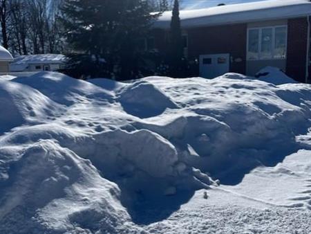Très beau 5 1/2 à Saint-Mélanie avec piscine et garage