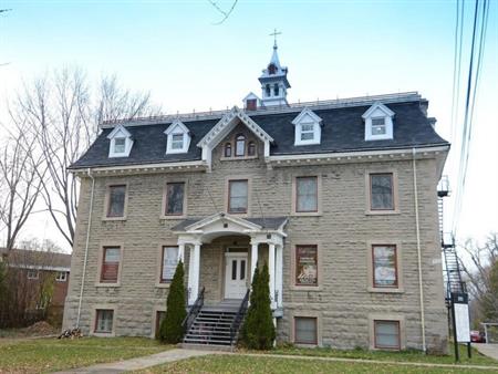 Grand appartement 4 1/2, plafonds 12 pieds, 2 chambres situé dans un Couvent au pittoresque village du Vieux Sainte-Rose Lava