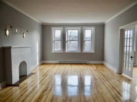 5235 Cote St Luc Road 2 Bedroom Apt