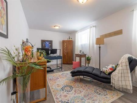 3 CH - 2 SDB - Waterloo - $1,975 /mo