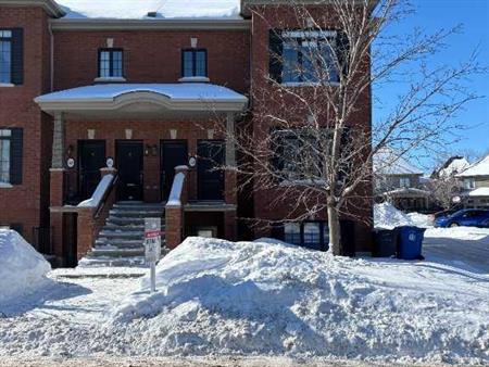 Grand logement avec plusieurs inclusions disponible en mars ou avril