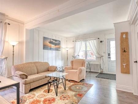 Grand 5 1/2 meublé, tout inclus, 2 ch et cour