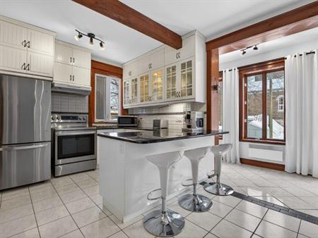 Appartement de 3 chambres, 3 salles de bain, et sous-sol fini