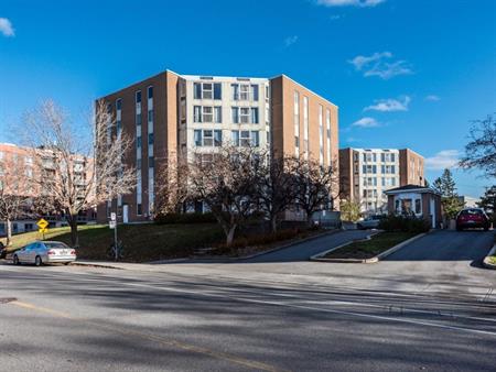 Large 5 1/2 - 3 Bd Room Saint-Laurent