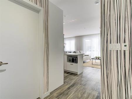 3 chambres à coucher 2 salles de bain avec DOUBLE GARAGE. piscine intérieur et gym