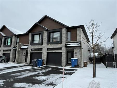 MAISON DE VILLE LUXE- 3+ CHAMBRES-GARAGE-