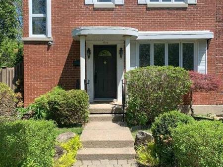 Magnifique maison meublée à 3 étages avec très grande cour privée!