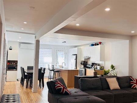 1er mois gratuit. Grand 7 1/2 , 5 chambres, semi meublé avec Cuisinière, Réfrigérateur, laveuse et sécheuse.