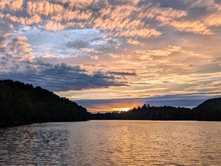 Laurentides au Lac des pins (Montcalm), petit terrain bord de l'eau à vendre