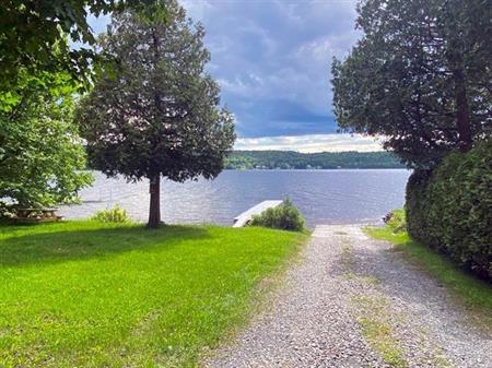 Grand Lac St-François, Lambton, Estrie. Beau grand terrain prêt à bâtir de 35 521pi.ca. Vue sur le lac, droit de plage et ACC