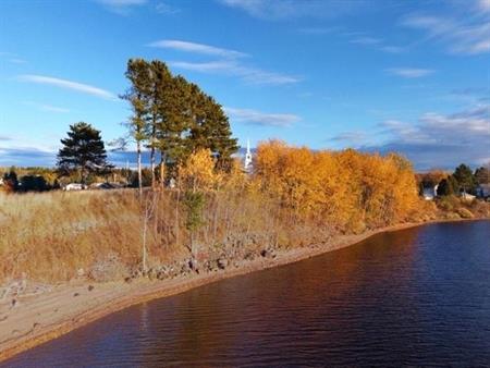 Terrain riverain prêt à construire
