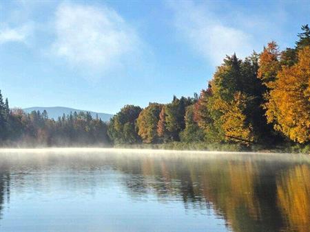 magnifique terrain bord de la rivière et vue sur le Mont Mégantic