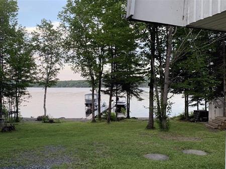 Grand Lac St-François, secteur Sainte-Praxède. RARETÉ, PLAGE privée au bord de l’eau. Terrain de +/-15 000 pi.ca. avec 100 pi