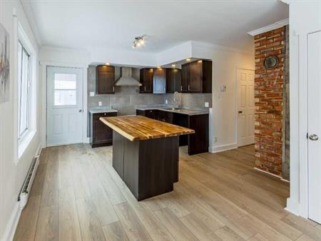 4 1/2 RÉNOVÉ/CLIMATISÉ PLESSISVILLE ( CENTRE-VILLE)