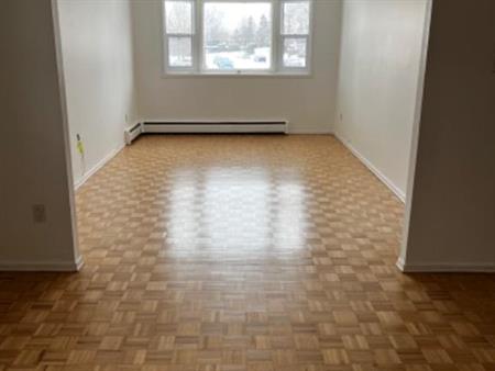 Logement 51/2 avec salle de séjour au sous sol et grand garage