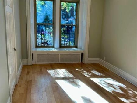 5 1/2 (3 chambres & 2 salles de bain) : incluant stationnement privée, cours arrière, et électroménagers.