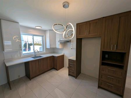 Trois-Rivières Ouest - Grand 4 1/2 sur Grenier***non fumeur***1er mois gratuit***