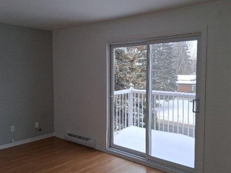 Beloeil grand 4 1/2 avec (2) stationnements déneigés ,entrée laveuse/sécheuse thermopompe, disponible pour le 1 Février 2026.