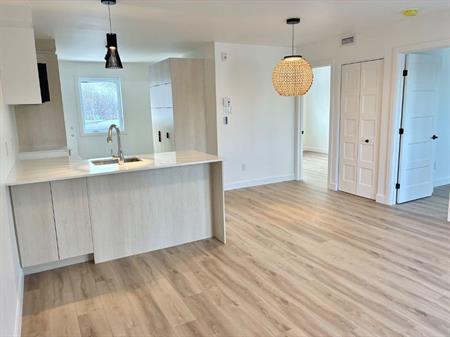 Superbe 4 ½ neuf au 3e étage à proximité de tout!