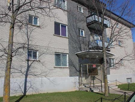 2 ½ studio, à louer, Laval (LDR), tout inclus, libre 1ier juillet à pied métro cartier