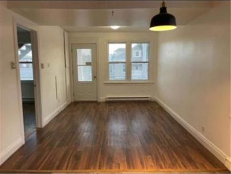 4 1/2 avec GARAGE libre immédiatement