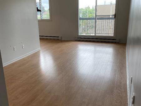 GRAND 4 ½ de coin - 3e étage – 1600$ – 1er JUILLET 2026