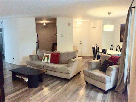 GRAND 51/2 SUR 2 ÉTAGES, 2 S.D.B COMPLÈTES , LOCKER, . TERRASSE