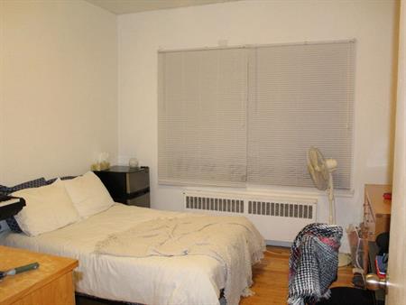 Québec – Grande chambre 2ième étage à côté cégep Garneau – Appartement de 4 chambres