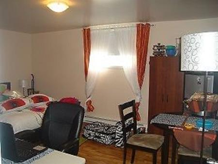 ᐅ Sainte-Foy – Belle grande chambre pour étudiante au demi sous-sol maison privée