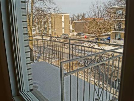 GRAND 4 1/2 à louer,, 3e étage, avenue Duval. Très propre et bien situé.