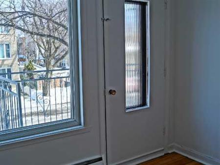 GRAND 4 1/2 dans Cité-Limoilou (avenue Duval). 2e étage. Très propre.