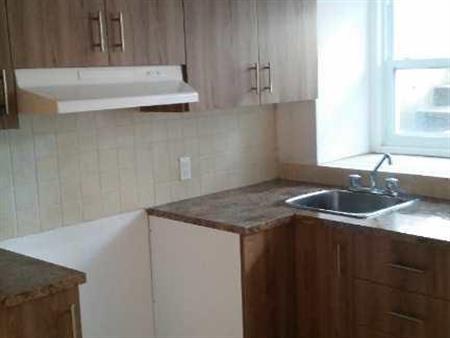 Logement 3 1/2 avec 2 stationnements exterieurs