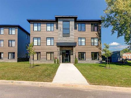 Magnifique 4 1/2 LIBRE IMMÉDIATEMENT - AVEC GARAGE INCLUS!