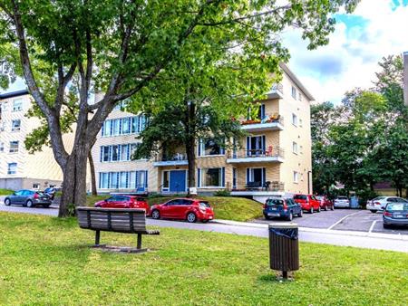 6 ½ LIBRE LE 1ER JUILLET À SAINTE-FOY (QC)